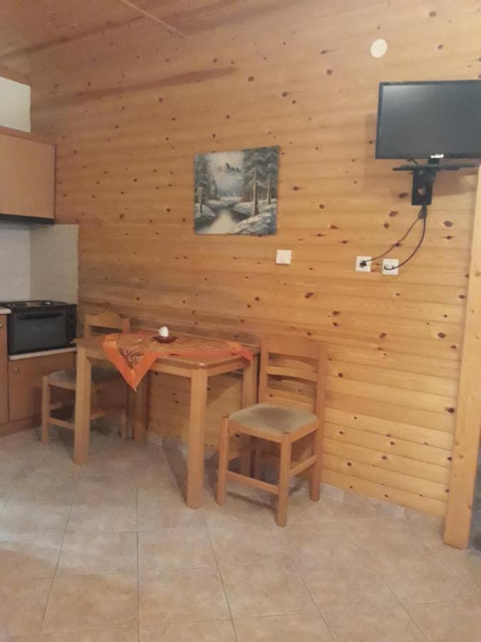 To Konaki Loutraki  Bagian luar foto