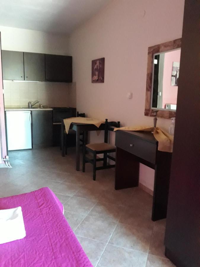 To Konaki Loutraki  Bagian luar foto
