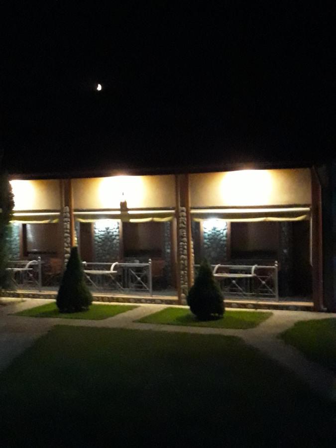 To Konaki Loutraki  Bagian luar foto