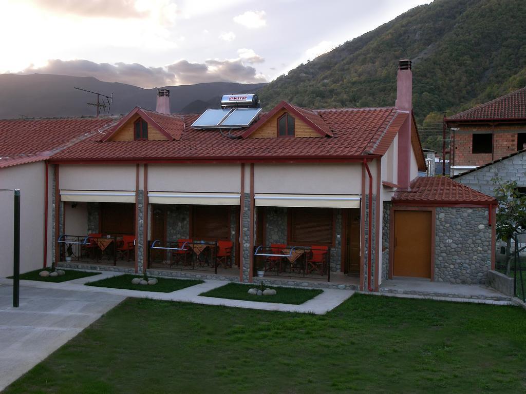 To Konaki Loutraki  Bagian luar foto