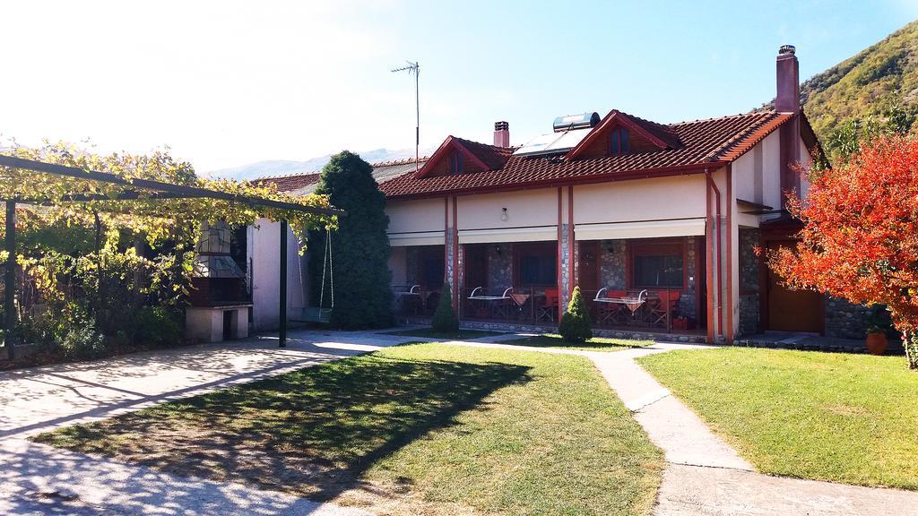 To Konaki Loutraki  Bagian luar foto